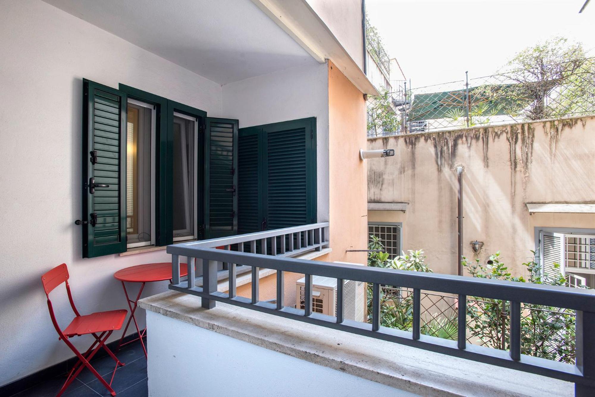 Lorenzo's Urban Escape Apartment Rom