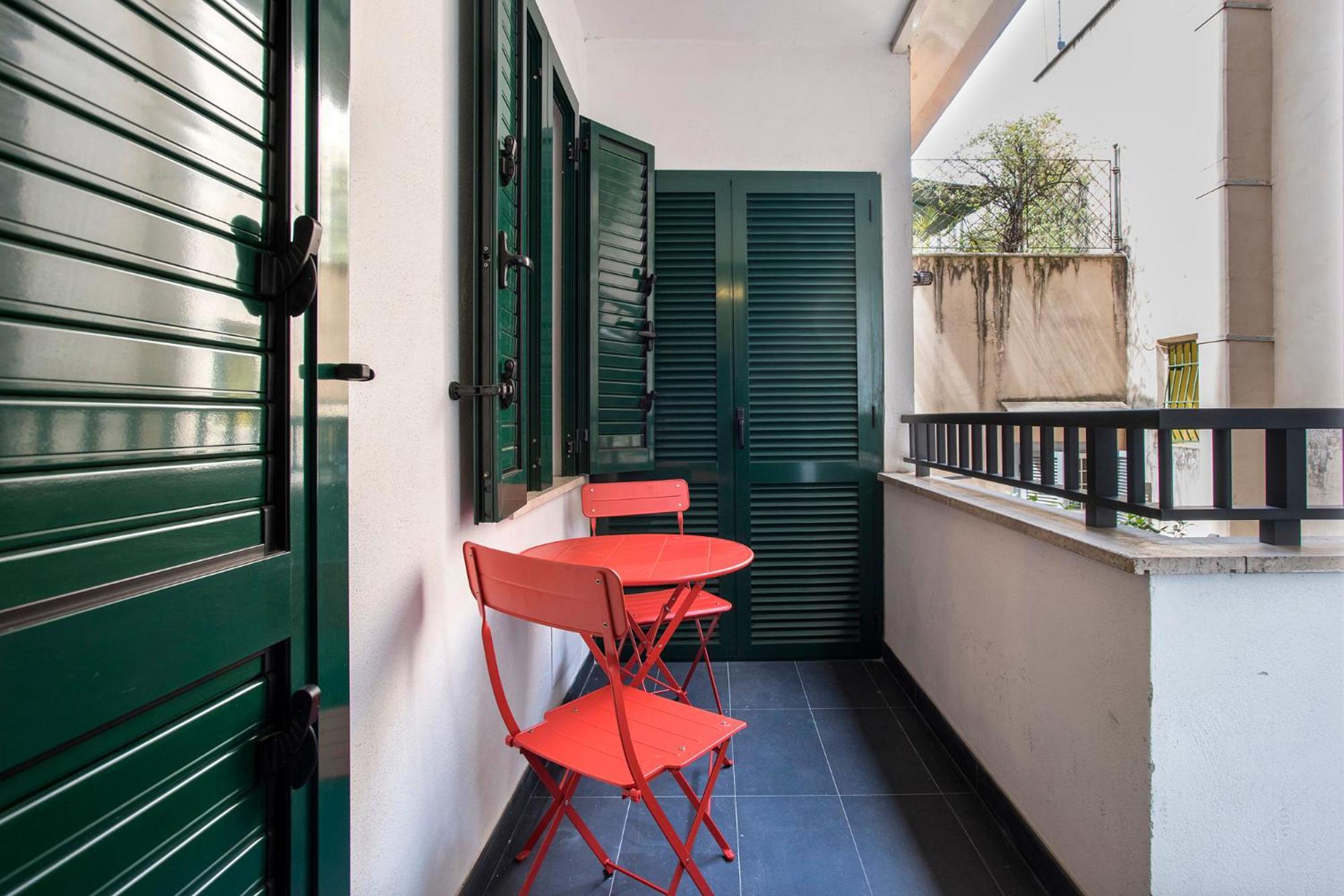 Lorenzo's Urban Escape Apartment