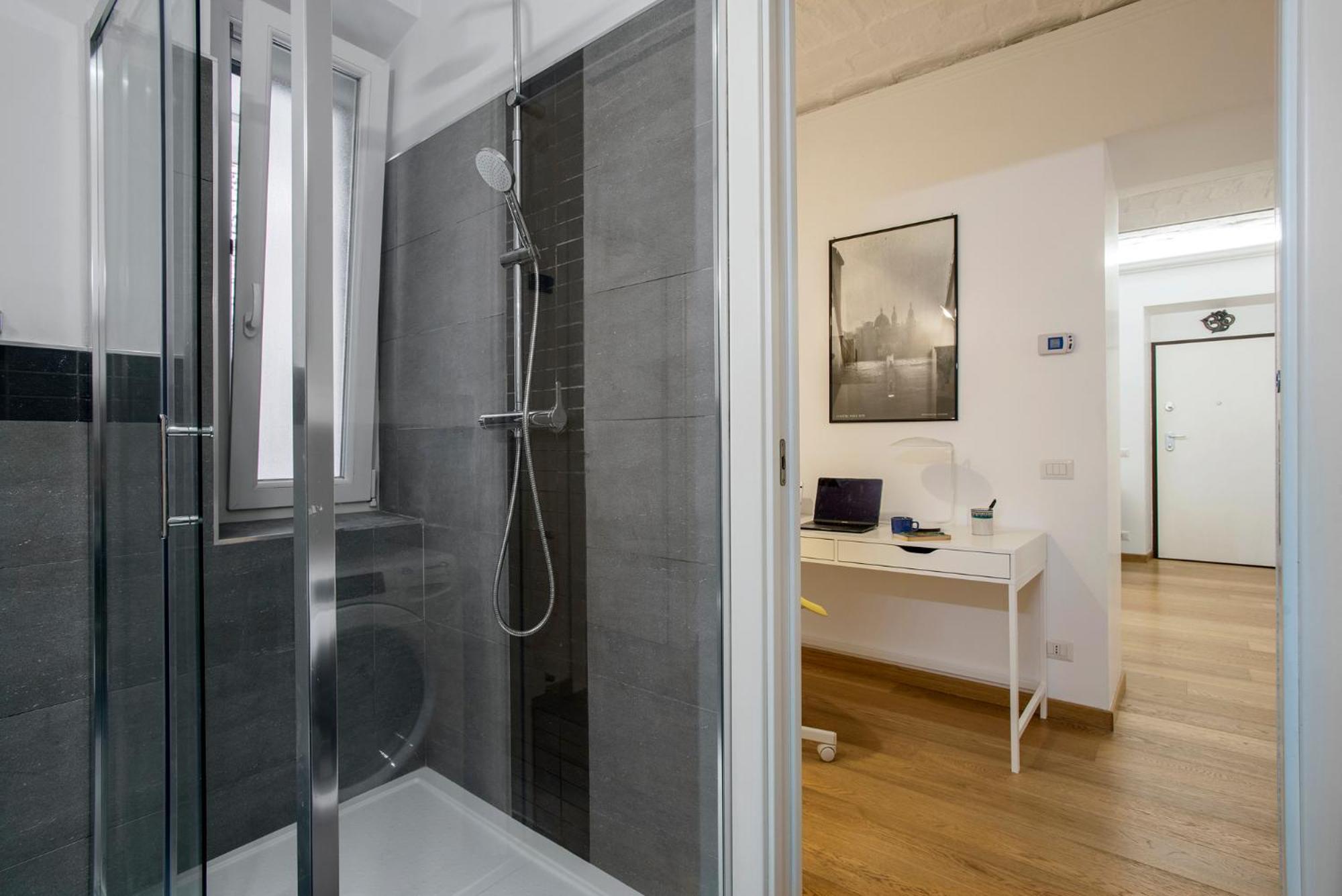 Lorenzo's Urban Escape Apartment *